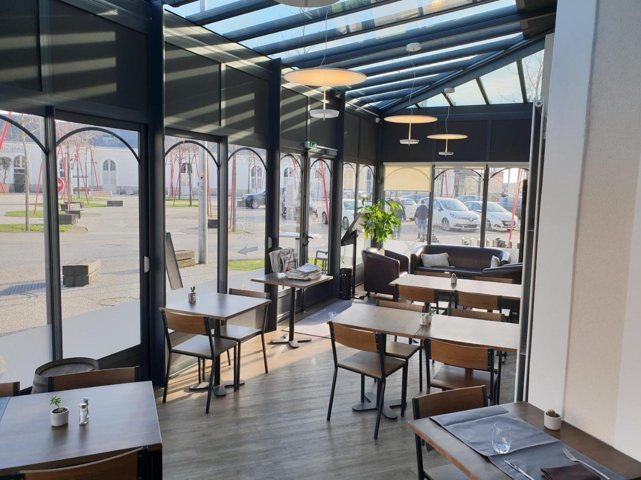 Hotel De La Gare - Restaurant Bistro Quai ลารอช-ซูร์-ยง ภายนอก รูปภาพ