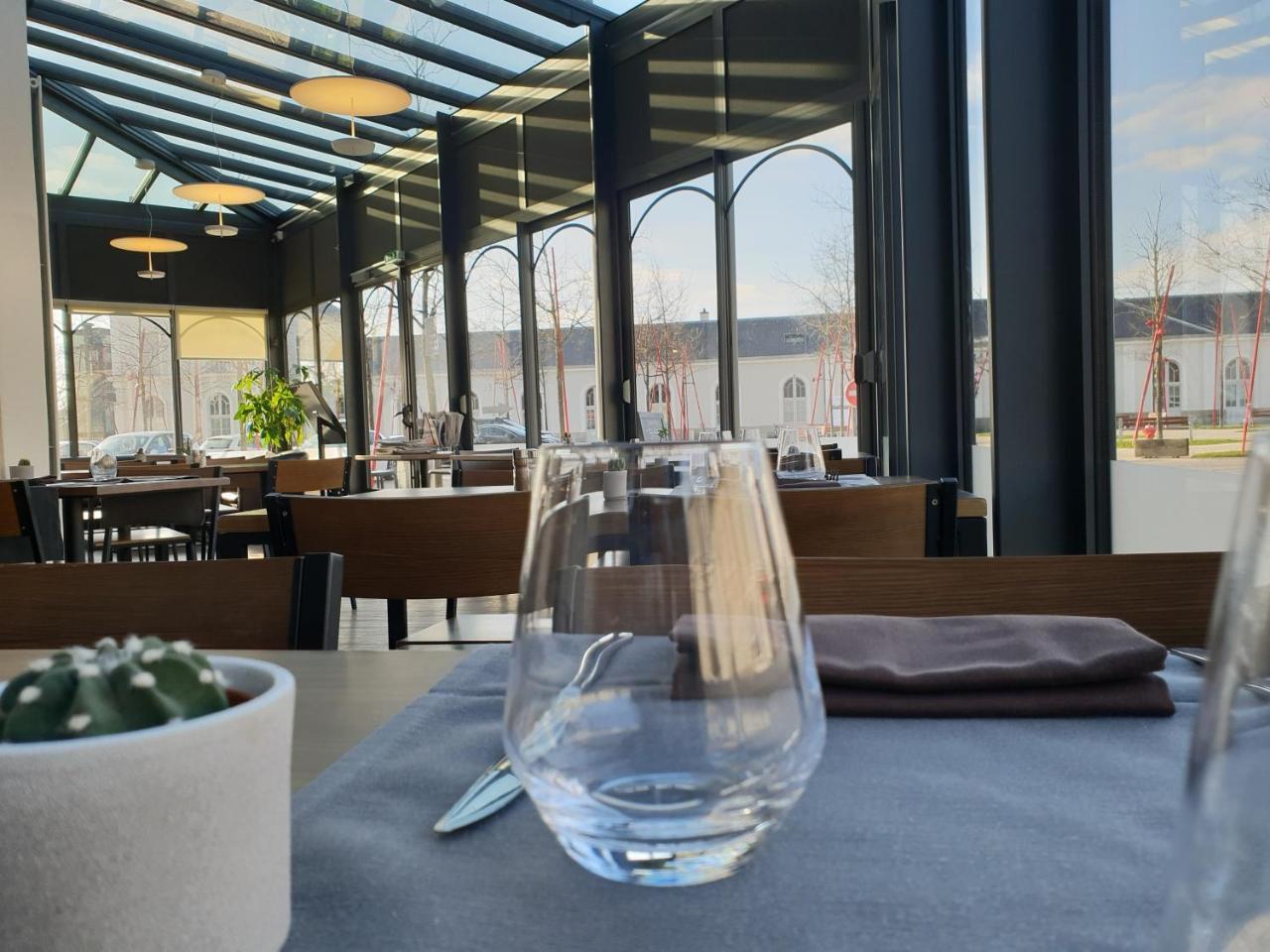 Hotel De La Gare - Restaurant Bistro Quai ลารอช-ซูร์-ยง ภายนอก รูปภาพ
