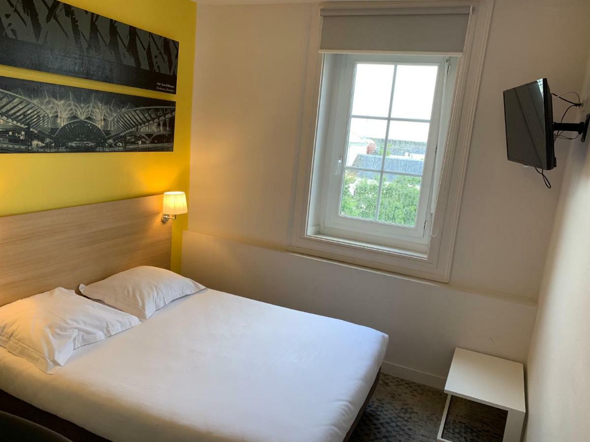 Hotel De La Gare - Restaurant Bistro Quai ลารอช-ซูร์-ยง ภายนอก รูปภาพ